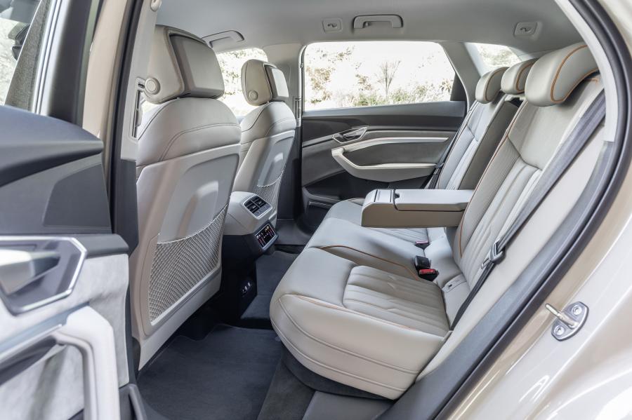 Интерьер Audi e-tron 55 Quattro 2019 года  (WW) (фото 351 из 452)